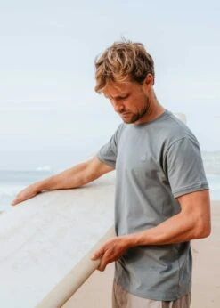 T-Shirt JOHANN UltimateGrey 35 T-Shirt JOHANN UltimateGrey -Noorlys sommer kuschlig cool laessig bio nachhaltig fair produziert oeko cool schoen men women kleidung 55