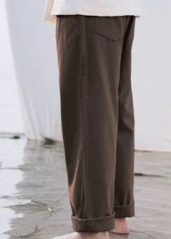 Relaxed-Pant RULLEN SealBrown 11 Relaxed-Pant RULLEN SealBrown -Noorlys sommer maenner strand nachhaltig faire mode bio