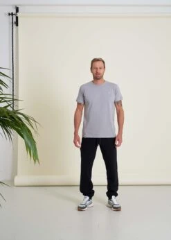 T-Shirt JOHANN UltimateGrey 32 T-Shirt JOHANN UltimateGrey -Noorlys stills nachhaltig bio fair produziert warm winter 56