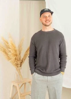 Strickpullover JORI Anthracite 22 Strickpullover JORI Anthracite -Noorlys summer knit spring bio nachhaltig fair produziert oeko cool schoen men women kleidung neu sommer 63