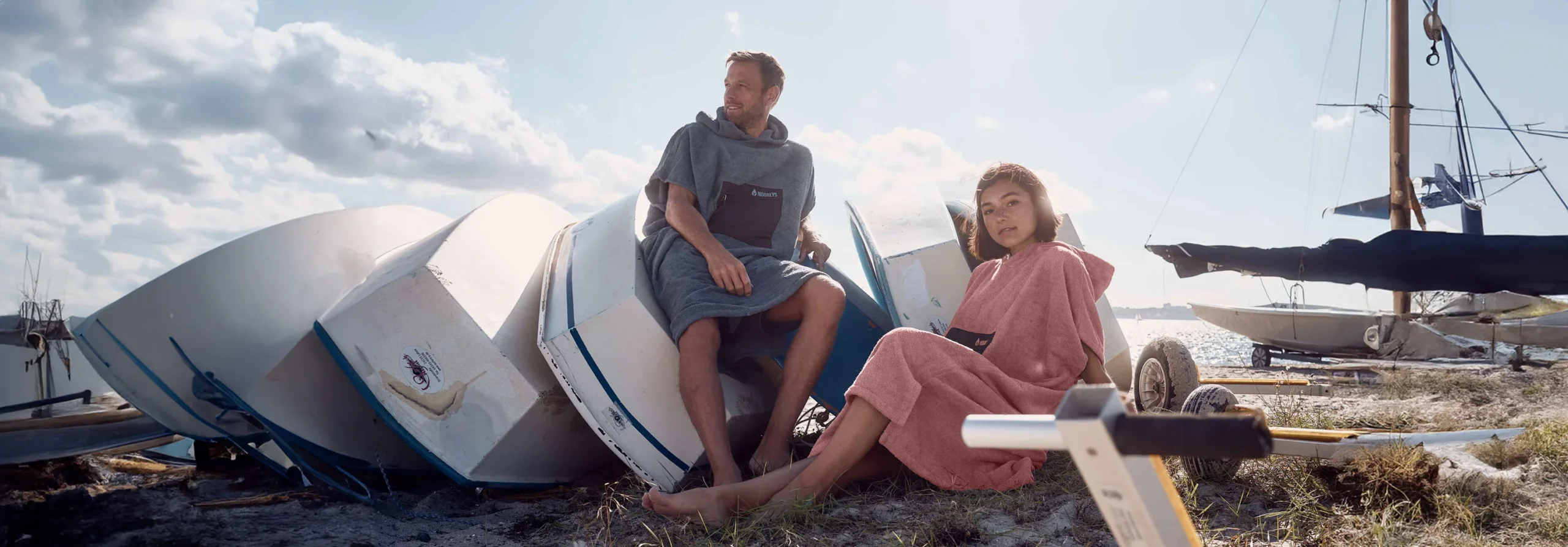 Noorlys 21 Noorlys -Noorlys summer poncho nachhaltig header laessig desktop ec36c783 c5e6 44ba 96d9 8f8c111907bb 3000x scaled