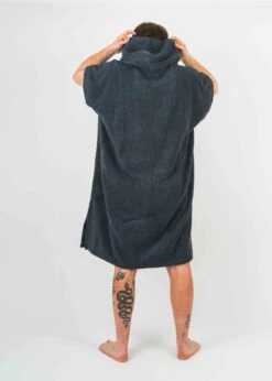 Surf-Poncho MALIA Anthracite 13 Surf-Poncho MALIA Anthracite -Noorlys surfponcho fair produziert mann bio nachhaltig men sommer hose fashion noorlys baumwolle