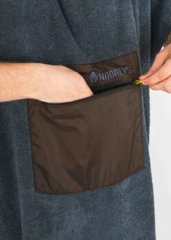 Surf-Poncho MALIA Anthracite 14 Surf-Poncho MALIA Anthracite -Noorlys surfponcho fair produziert mann bio nachhaltig men sommer hose mode fashion noorlys