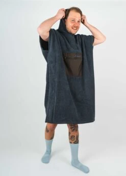 Surf-Poncho MALIA Anthracite 15 Surf-Poncho MALIA Anthracite -Noorlys surfponcho fair produziert mann bio nachhaltig men sommer hose mode fashion t shirt noorlys baumwolle bequem